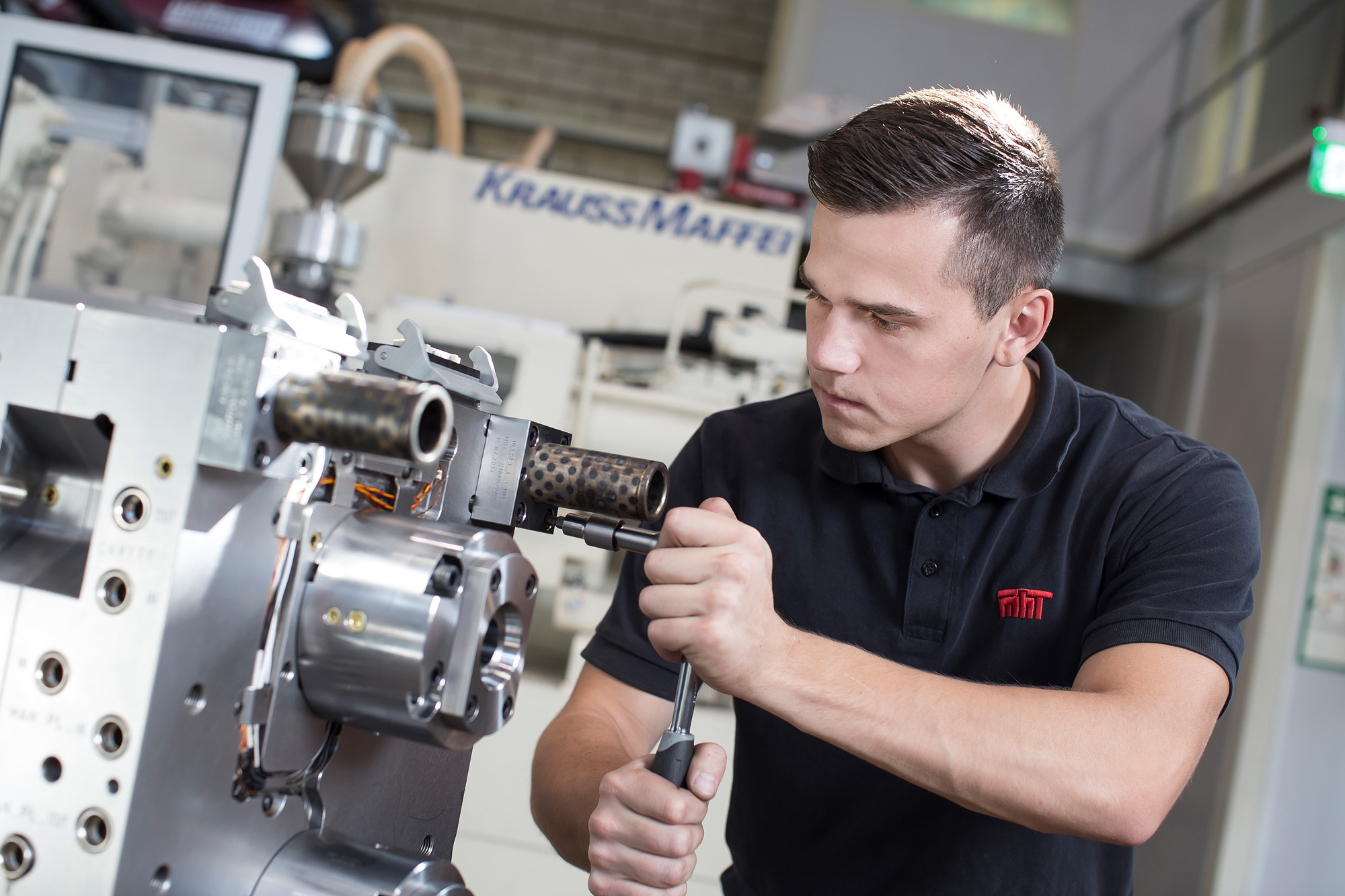 Mitarbeiter bei der Arbeit an einer industriellen Maschine, Businessfotografie von Iris Schmitz